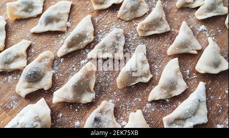 Manti traditionnel turc.Célèbre manti de cuisine turque sur la table en bois.Gros plan de manti fait main.Boulettes turques traditionnelles.Boulettes avec moi Banque D'Images