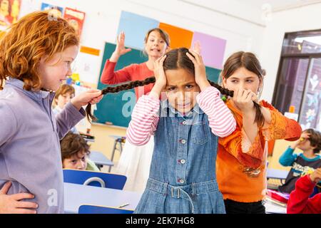 Intimidation dans une classe scolaire Banque D'Images