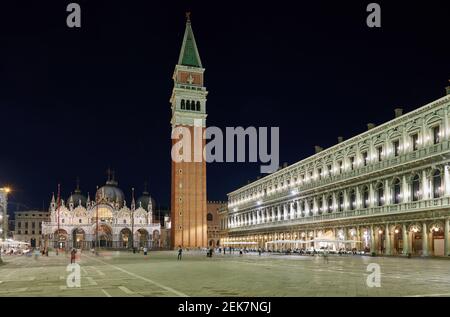 Photo nocturne de la place Saint-Marc ou de la place Saint-Marc avec la basilique Saint-Marc ou la basilique Saint-Marc, Venise, Vénétie, Italie Banque D'Images