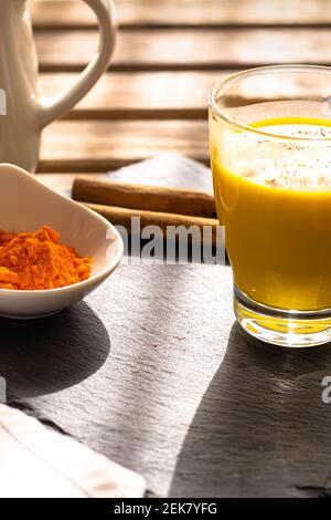 Le lait curcuma traditionnel indien est un lait doré à la cannelle pour un petit déjeuner sain et énergique qui prévient les maladies. Banque D'Images