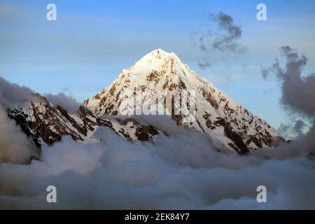 Vue en soirée du Mont Salkantay ou Salcantay au milieu des nuages, vue du sentier de randonnée de Choquequirao, région de Cuzco ou Cusco, région de Machu Picchu, P Banque D'Images