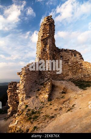 Vue en soirée sur les ruines de Cachticky hrad - Slovaquie Banque D'Images