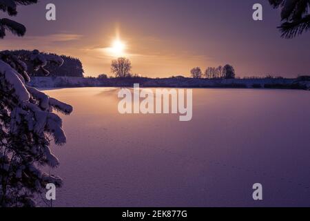 Magnifique paysage d'hiver, coucher de soleil sur le lac et la forêt. Pistes animales sur un lac gelé. Concept de voyage. Noël et nouvel an. Quali élevé Banque D'Images