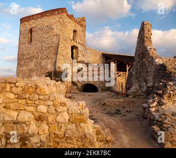 Vue en soirée sur les ruines de Cachticky hrad - Slovaquie Banque D'Images