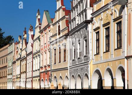 Vue depuis la place de la ville de Telc, avec ses maisons colorées Renaissance et baroques, la ville de l'UNESCO en République tchèque Banque D'Images