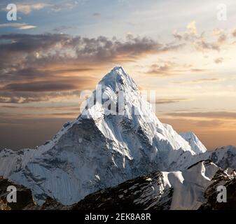 Vue en soirée sur Ama Dablam en route vers le camp de base de l'Everest, le parc national de Sagarmatha, la vallée de Khumbu, au Népal Banque D'Images