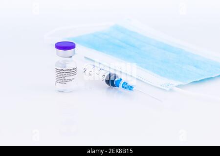 Brasov, Roumanie - 21 février 2021 : vaccin Pfizer-BioNTech Covid-19 sur fond blanc. Banque D'Images