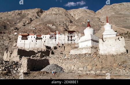 Ruines du palais royal avec stupas blanc bouddhiste dans le village de Tigre ou Tiggur dans la vallée de Nubra, Ladakh, Jammu et Cachemire, Inde - la vallée de Nubra était vieux K. Banque D'Images