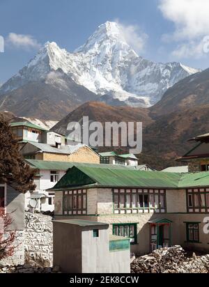 Mont Ama Dablam et village de Pangboche près du bazar de Namche, chemin vers le camp de base du mont Everest, parc national de Sagarmatha, vallée de Khumbu, Solukhumbu, Népal Banque D'Images