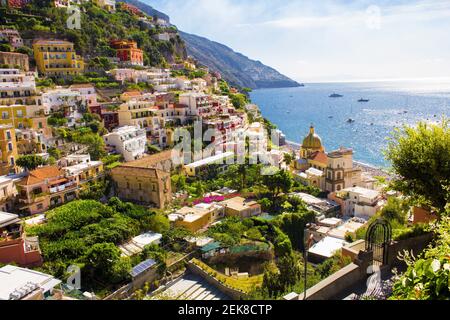 Vue panoramique sur la ville et la mer le jour ensoleillé.Positano.Italie. Banque D'Images