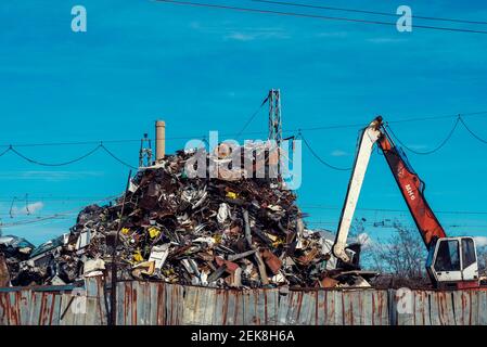 Pile massive de ferraille dans la cour de ferraille préparée à être recyclé Banque D'Images