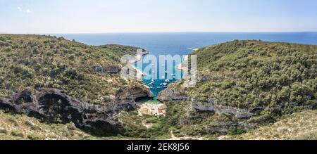 Vue panoramique aérienne de la plage abritée de Stiniva Cove de l'Adriatique mer sur l'île de vis en Croatie été Banque D'Images