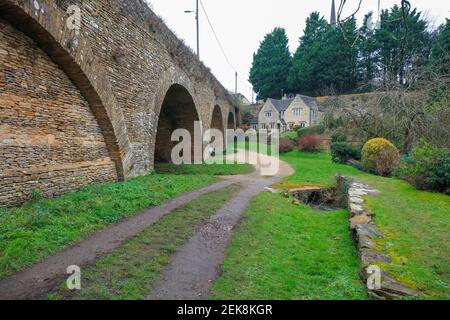 Vue sur l'arcade du pont de Bath avec la porte (classée grade du bâtiment: II) village de Tetbury Banque D'Images