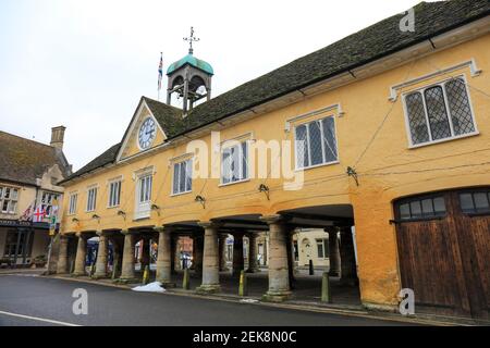 Tetbury, Cotswolds, Angleterre, Royaume-Uni - 10 janvier 2021 : ancienne salle du marché dans le centre-ville Banque D'Images