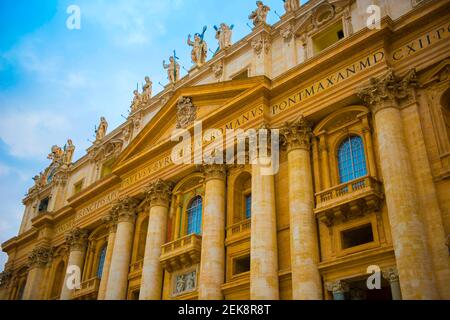 Cité du Vatican et balcon du Pape au crépuscule avec nuages de tempête à Rome, Italie. Banque D'Images