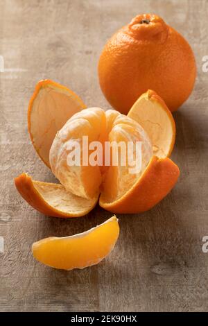 Un groupe frais de tangelos de Minneola et un pelé dans vue rapprochée avant Banque D'Images