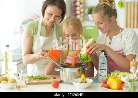 Mignons filles avec la cuisine de la mère Banque D'Images