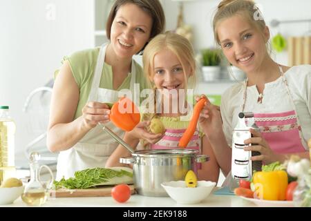 Mignons filles avec la cuisine de la mère Banque D'Images