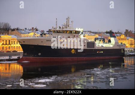 Chalutier de pêche Barentsevo More, mer de Barents, amarré au remblai anglais à Saint-Pétersbourg, Russie Banque D'Images