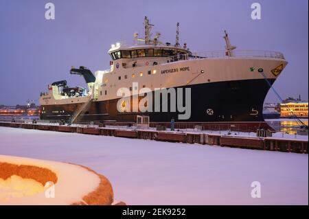 Chalutier de pêche Barentsevo More, mer de Barents, amarré au remblai anglais à Saint-Pétersbourg, Russie Banque D'Images