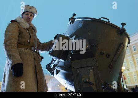 Réacteur de l'uniforme d'hiver de la Seconde Guerre mondiale au projecteur de la défense antiaérienne de Leningrad lors d'un événement commémoratif à Saint-Pétersbourg, en Russie Banque D'Images