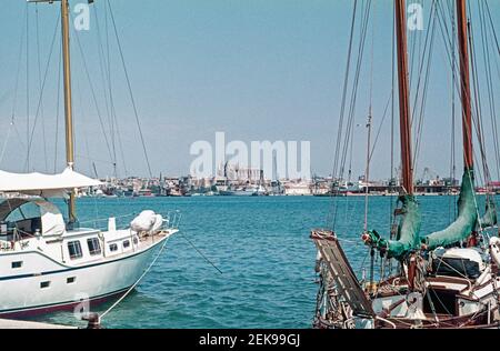 Balayage d'archives de Palma Majorque environ 1975. Yachts amarrés à Palma, Majorque. Banque D'Images