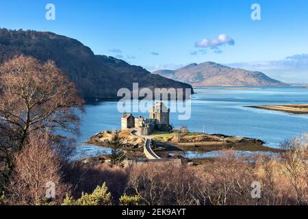 EILEAN DONAN CASTLE LOCH DUICH HIGHLAND ECOSSE LA PETITE ÎLE CHÂTEAU ET UNE MER BLEUE DANS LE LOCH Banque D'Images