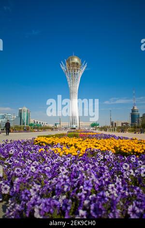 Kazakhstan, Astana, Nurzhol Bulvar - boulevard central, lits de fleurs menant à la tour Bayterek Banque D'Images