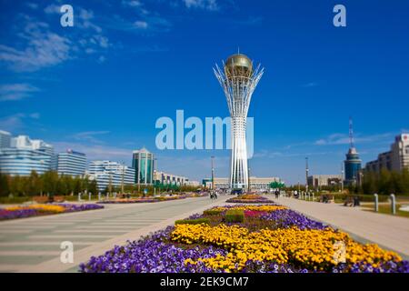 Kazakhstan, Astana, Nurzhol Bulvar - boulevard central, lits de fleurs menant à la tour Bayterek Banque D'Images