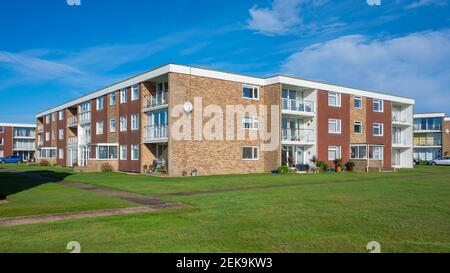 Partie de Petworth court bloc de 2 chambres en bord de mer appartements avec balcons, au bord de la mer à Rustington, West Sussex, Angleterre, Royaume-Uni. Banque D'Images