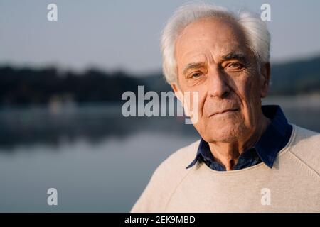 Homme âgé qui se tient debout à l'extérieur Banque D'Images