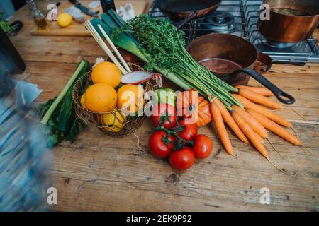 Fruits et légumes par ustensile de cuisine sur l'îlot de cuisine Banque D'Images