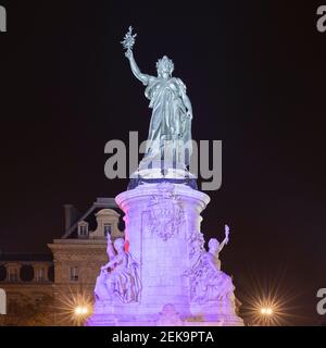 France, Ile-de-France, Paris, Monument a la République à la place de la République la nuit Banque D'Images