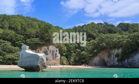 Cathedral Cove, Nouvelle-Zélande. La célèbre arcade rocheuse est à droite et dans l'eau est Sphinx Rock souriant Banque D'Images