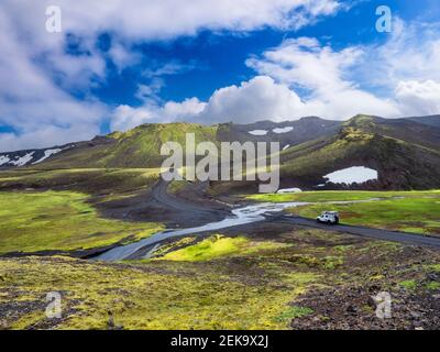 Véhicule tout-terrain traversant la réserve naturelle de Fjallabak contre le ciel, en Islande Banque D'Images