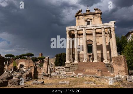 Rome, Italie, Forum romain, Temple d'Antoninus et Faustina et San Lorenzo dans l'église Miranda Banque D'Images