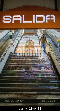 Escaliers mécaniques et escaliers avec imprimé Big Ben au Mexique Métro de la ville Banque D'Images