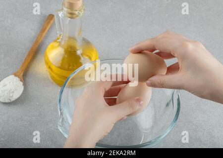 Mains de femmes tenant deux œufs de poulet frais Banque D'Images