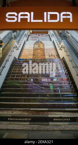 Escaliers mécaniques et escaliers avec imprimé Big Ben au Mexique Métro de la ville Banque D'Images