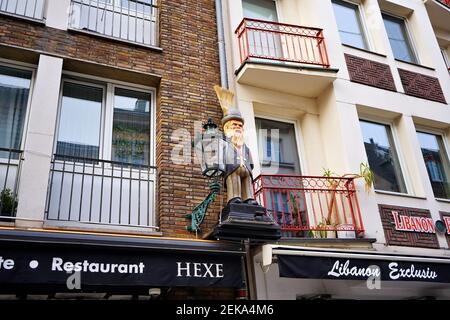 Extérieur du restaurant allemand 'Hexe' dans le quartier de la vieille ville de Düsseldorf, populaire pour sa variété de restaurants internationaux. Banque D'Images
