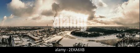 Allemagne, Berlin, cheminée de la centrale électrique de fumeurs dominant la rivière Spree gelée Banque D'Images