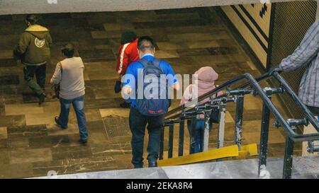 Les gens descendent les escaliers dans le métro de Mexico Banque D'Images