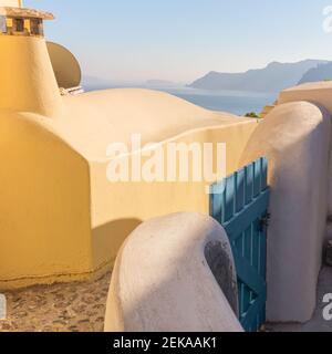 Fragments artistiques conceptuels de bâtiments traditionnels à Oia sur Santorini. Une vue pittoresque sur les maisons traditionnelles des cyclades de Santorin sur un petit Banque D'Images