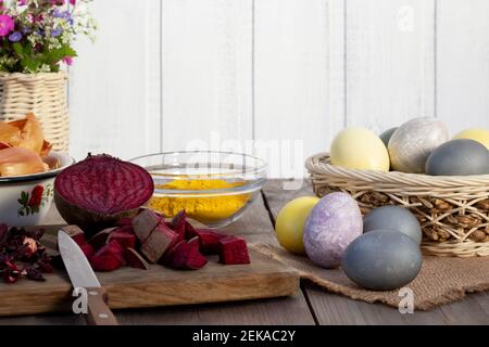 Processus de coloration des oeufs de Pâques avec divers colorants naturels de nourriture. Préparation pour Pâques Banque D'Images