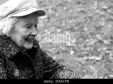 Une femme âgée de 90 ans aime passer du temps avec sa fille dans un parc local. Sa démence et ses problèmes de santé signifient qu'elle est à l'abri depuis si longtemps. Banque D'Images