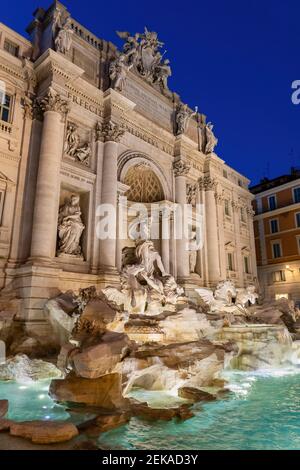 Italie, Rome, Fontaine de Trevi, fontaine de style baroque très ornée Banque D'Images