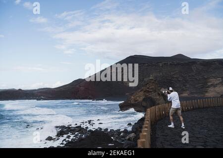 Mâle touriste photographiant du point de vue à El golfo, Lanzarote, Espagne Banque D'Images