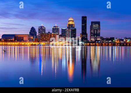 Louisville, Kentucky, USA Skyline sur l'Ohio River la nuit. Banque D'Images