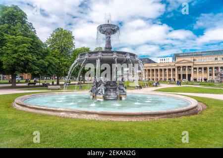 Allemagne, Bade-Wurtemberg, Stuttgart, fontaine ornée sur la place Schlossplatz avec Konigsbau en arrière-plan Banque D'Images