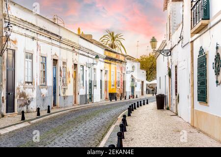 Vieilles maisons traditionnelles portugaises dans la vieille ville de Faro au coucher du soleil, Algarve, Portugal Banque D'Images